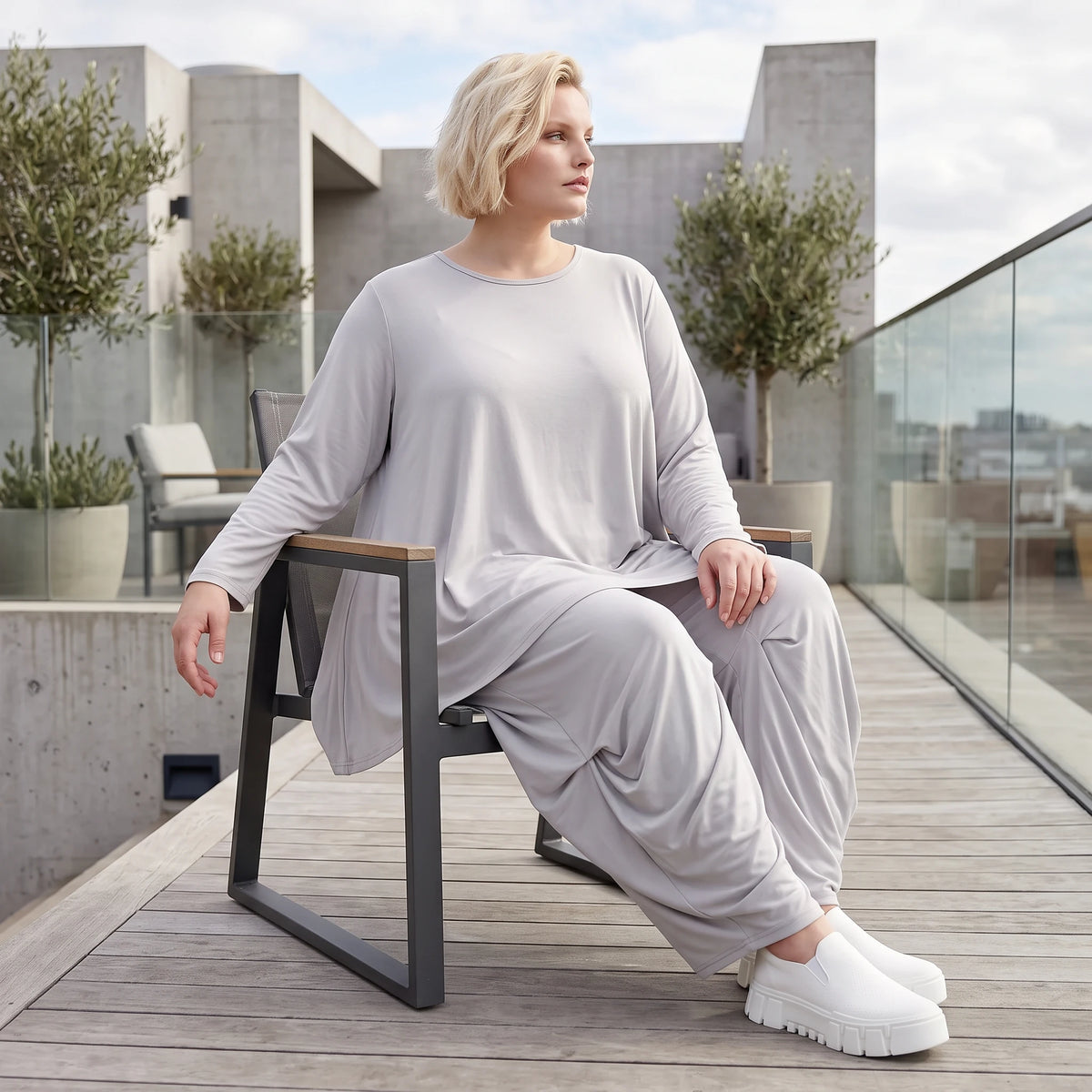 Silbergraues Slinkyshirt in Glockenform mit Rundhalsausschnitt und Stretchkomfort