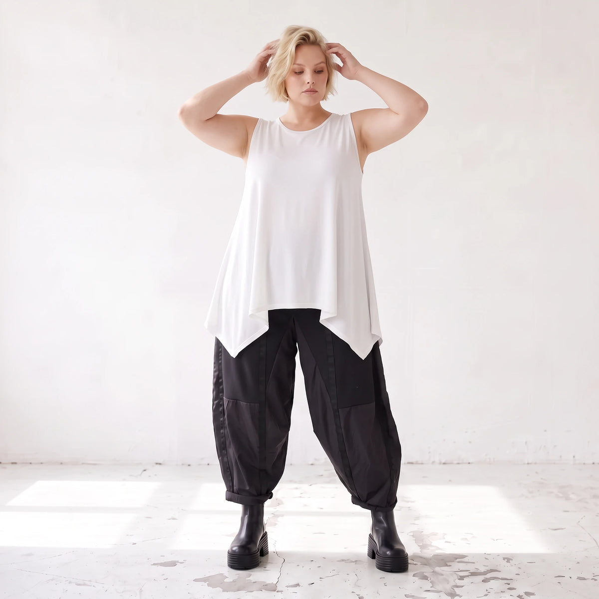 Ärmelloses Basic Top aus Slinkystoff mit Stretch in A-Linie mit Rundhals und Schlitzen