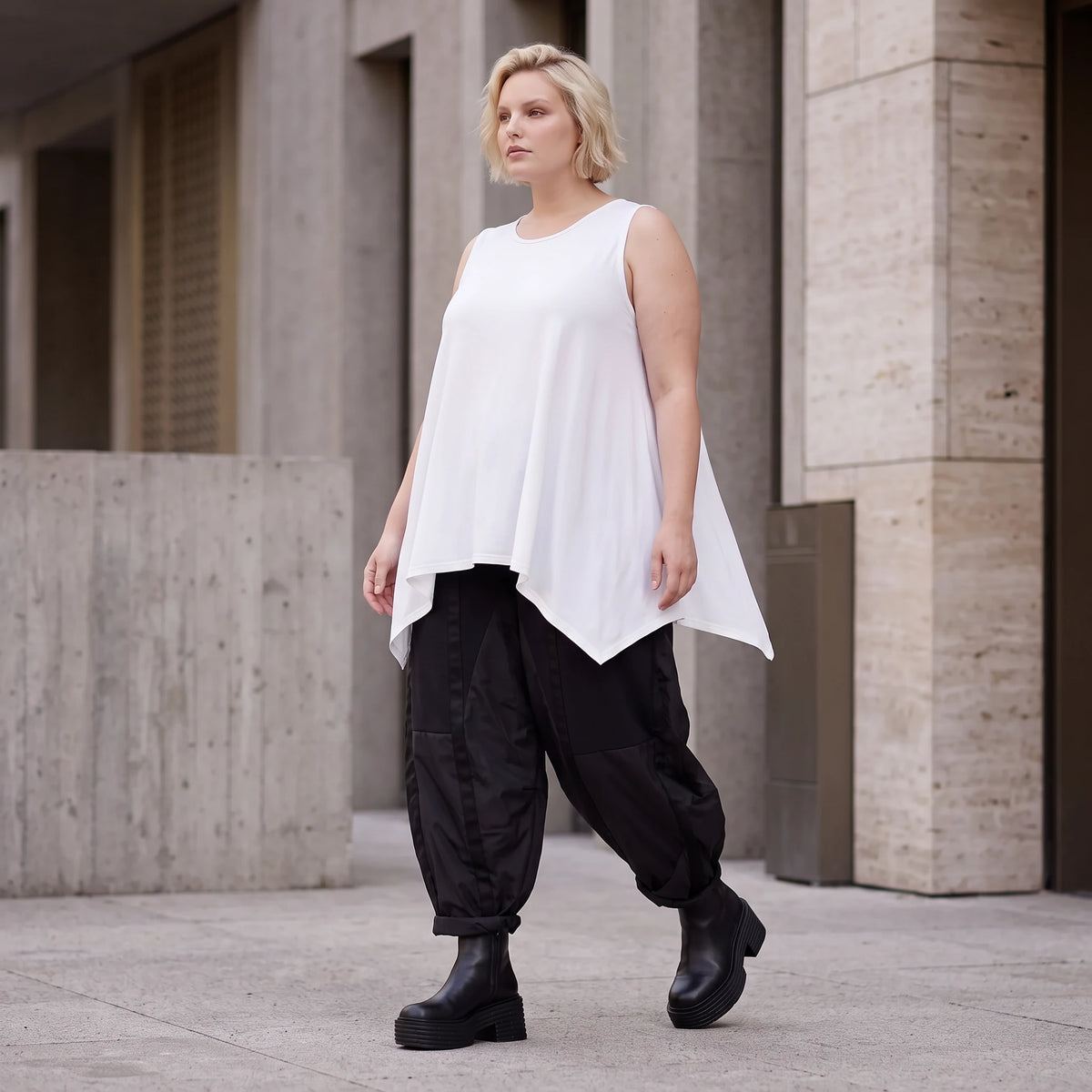 Ärmelloses Basic Top aus Slinkystoff mit Stretch in A-Linie mit Rundhals und Schlitzen