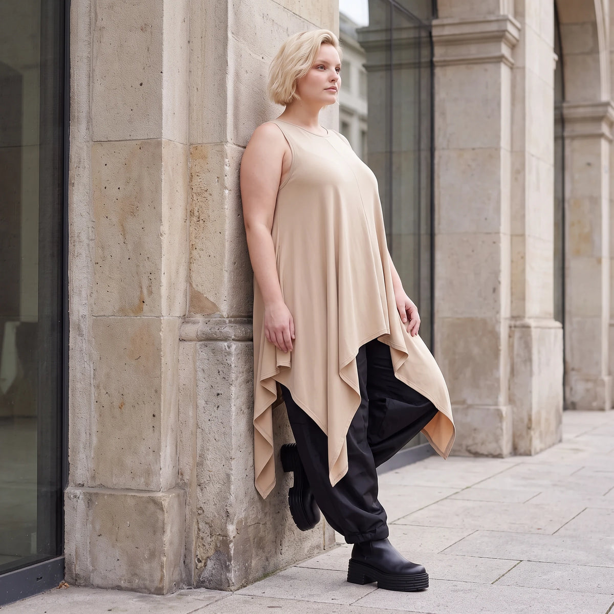 Ärmellose Sand Slinkytunika mit Stretch und Rundhalsausschnitt im eleganten Zipfelschnitt