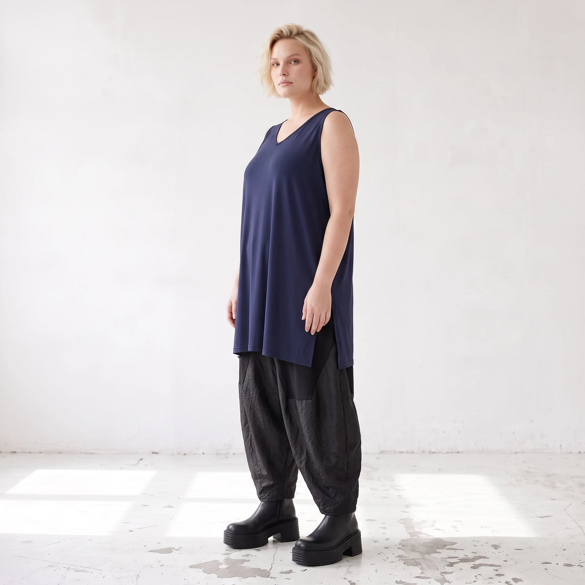 Elegantes Slinky Stretch Top in Marine mit V-Ausschnitt und seitlichen Schlitzen am Saum