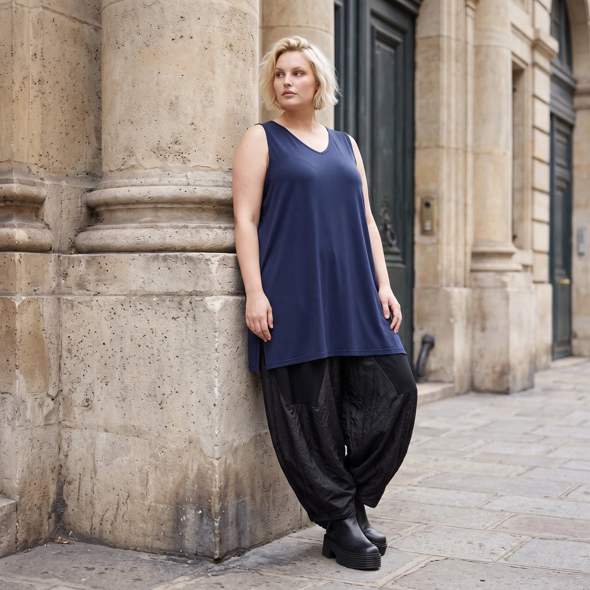 Elegantes Slinky Stretch Top in Marine mit V-Ausschnitt und seitlichen Schlitzen am Saum