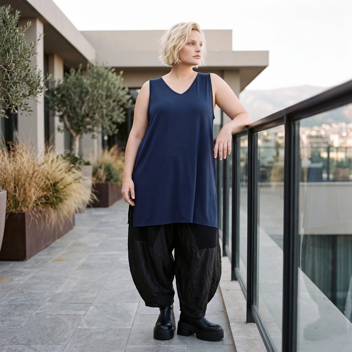 Elegantes Slinky Stretch Top in Marine mit V-Ausschnitt und seitlichen Schlitzen am Saum