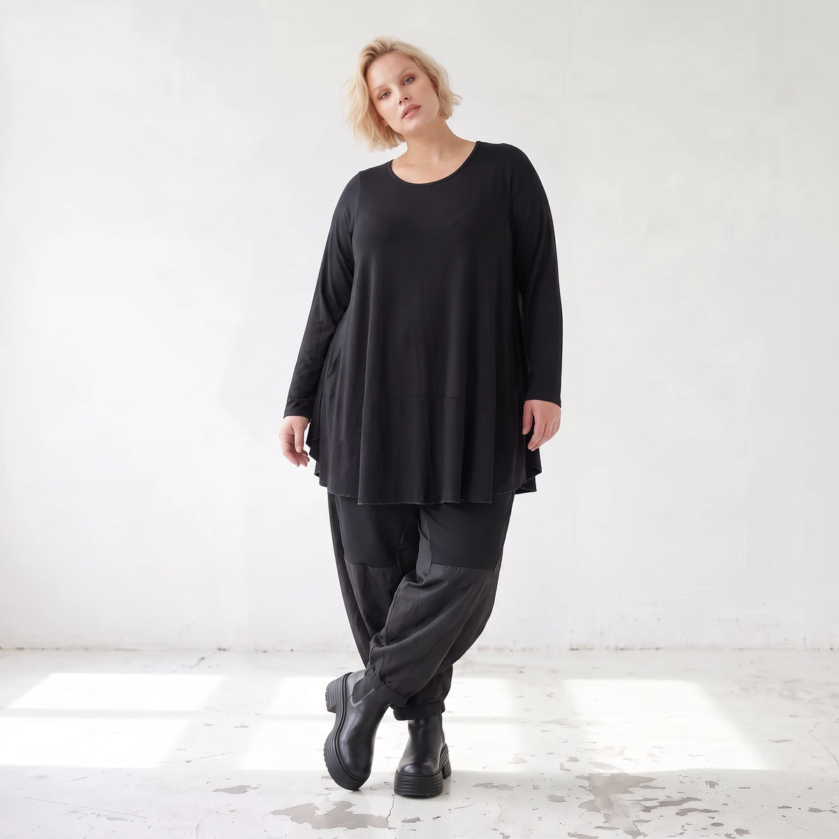 Langarmshirt in Glockenform aus Stretchjersey mit Rundhalsausschnitt und Nahttaschen