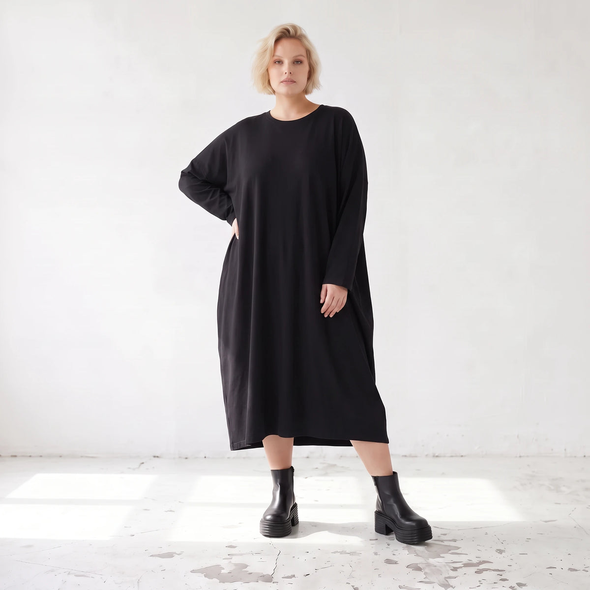 Jerseykleid in Ballonform mit V-Ausschnitt aus Stretchjersey und elastischem Saum