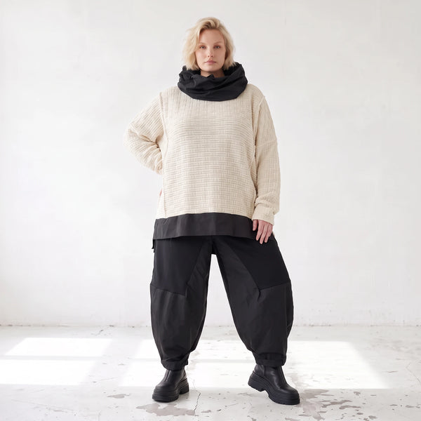Strickpullover mit Rollkragen aus weicher Baumwolle und Acryl in asymmetrischer Form