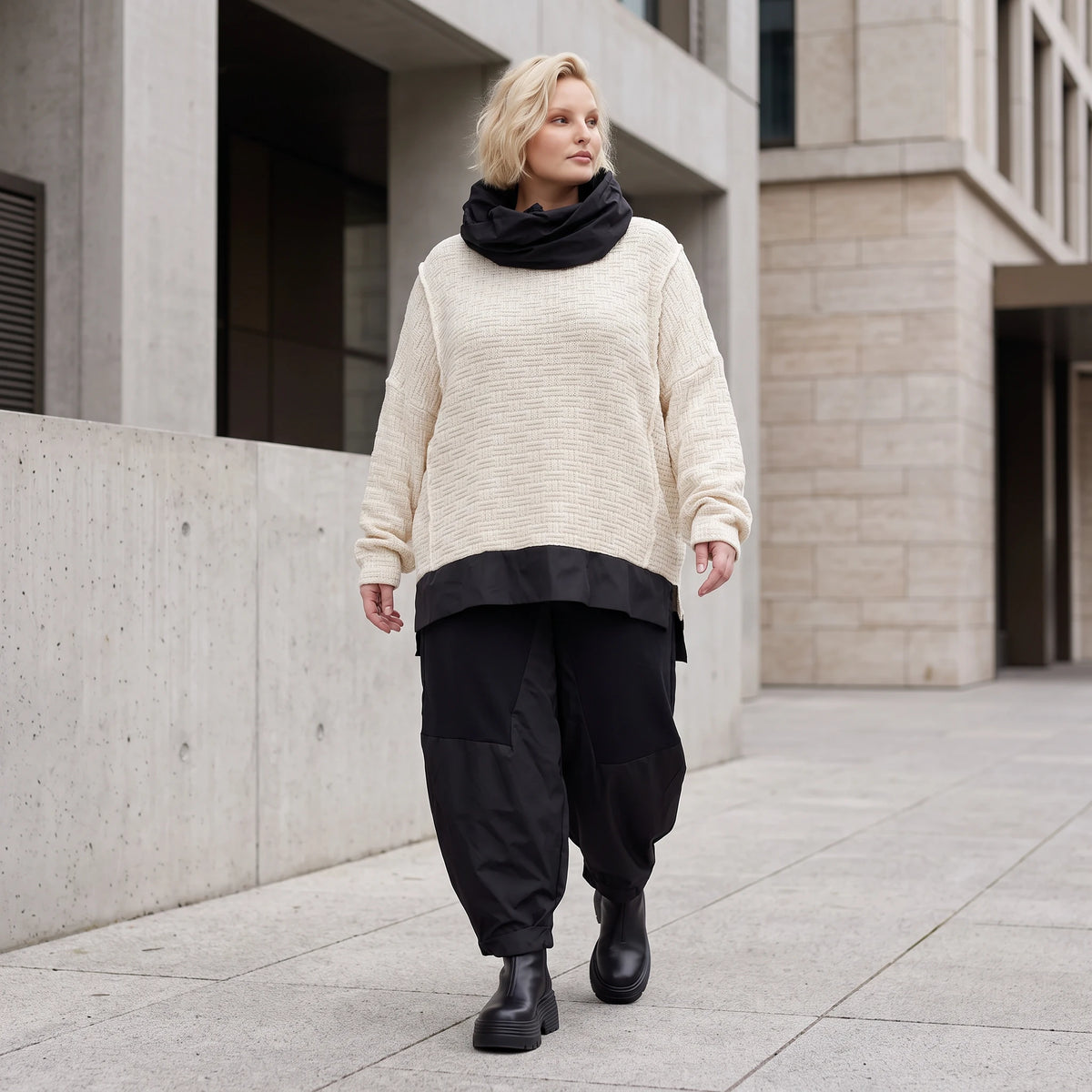 Strickpullover mit Rollkragen aus weicher Baumwolle und Acryl in asymmetrischer Form