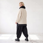 Strickpullover mit Rollkragen aus weicher Baumwolle und Acryl in asymmetrischer Form