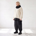 Strickpullover mit Rollkragen aus weicher Baumwolle und Acryl in asymmetrischer Form