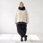 Strickpullover mit Rollkragen aus weicher Baumwolle und Acryl in asymmetrischer Form