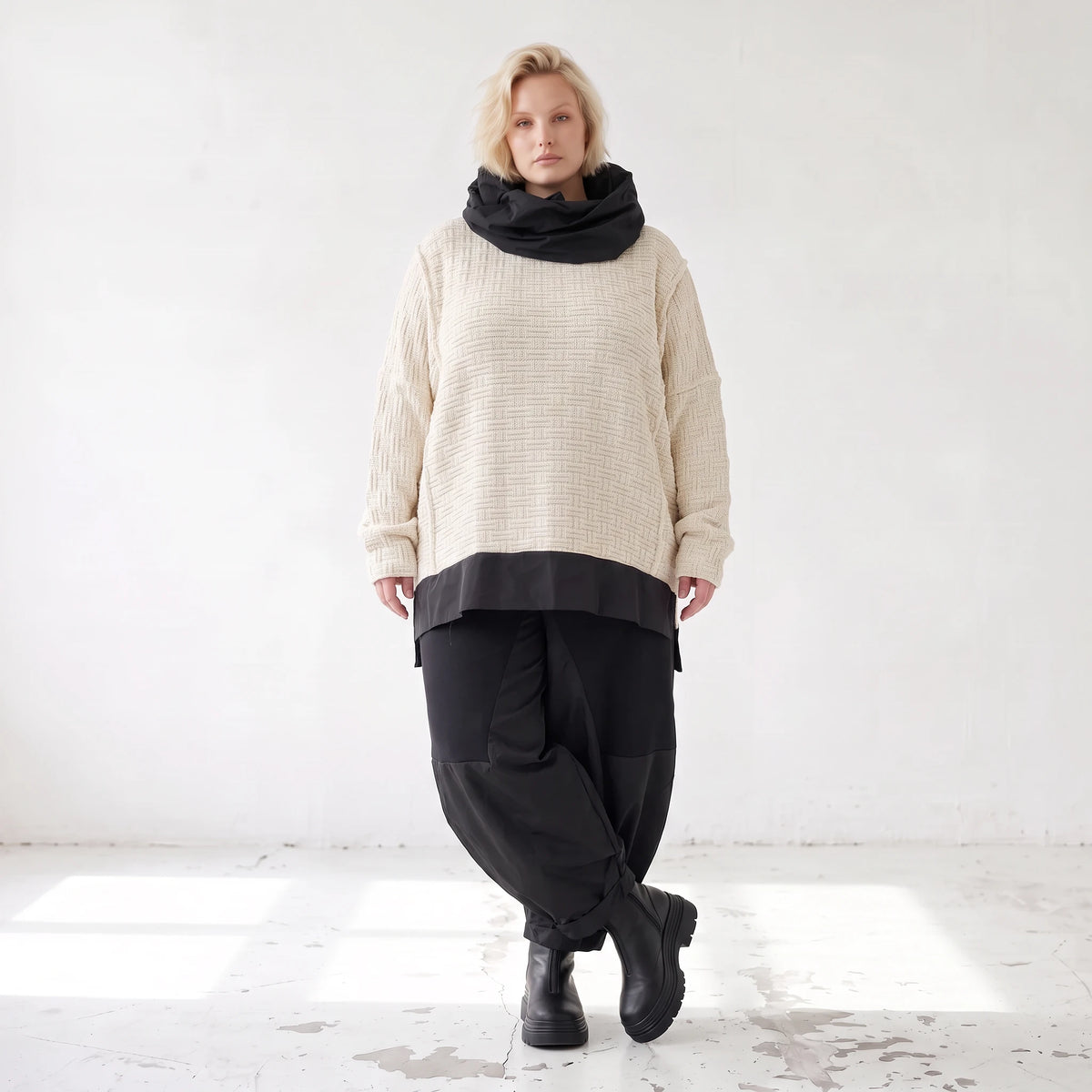 Strickpullover mit Rollkragen aus weicher Baumwolle und Acryl in asymmetrischer Form