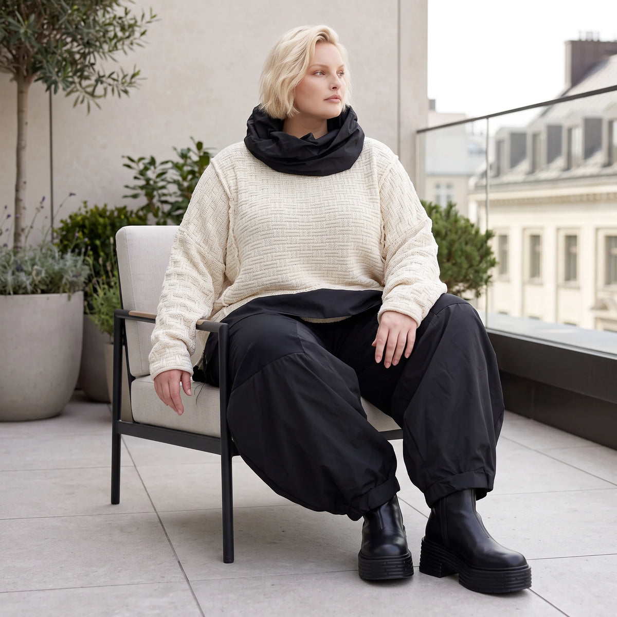 Strickpullover mit Rollkragen aus weicher Baumwolle und Acryl in asymmetrischer Form