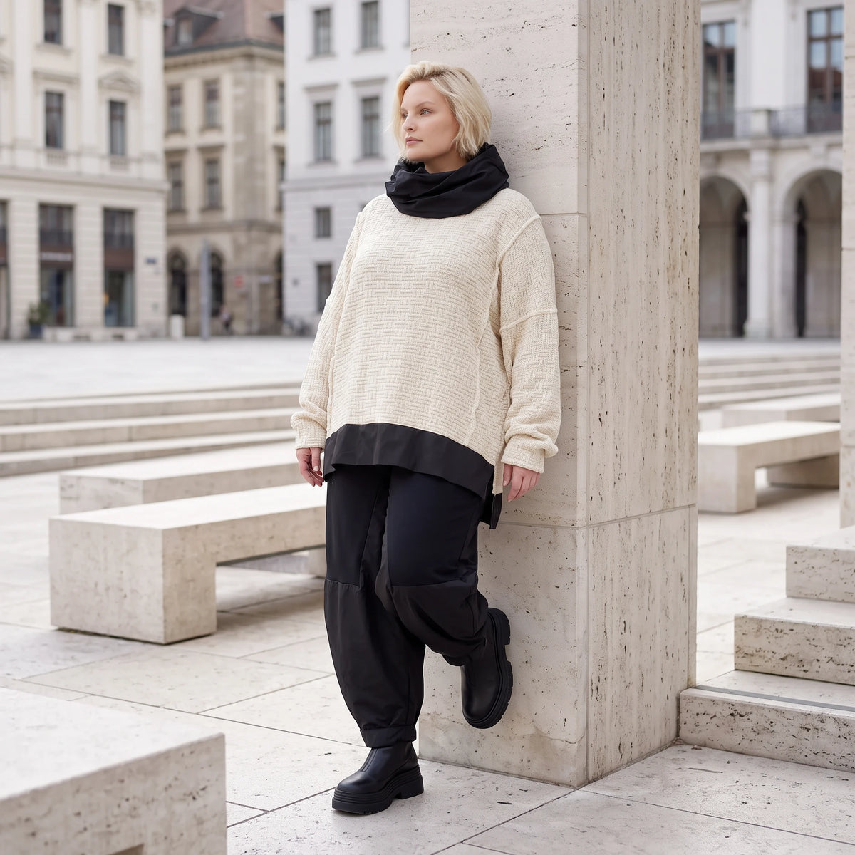 Strickpullover mit Rollkragen aus weicher Baumwolle und Acryl in asymmetrischer Form