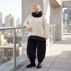 Strickpullover mit Rollkragen aus weicher Baumwolle und Acryl in asymmetrischer Form