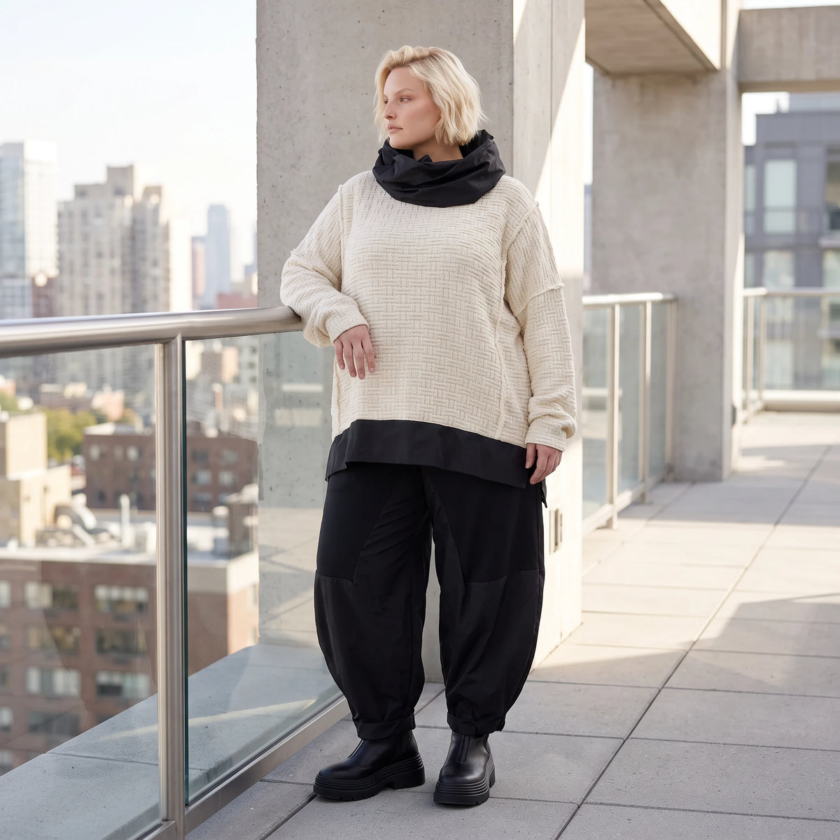 Strickpullover mit Rollkragen aus weicher Baumwolle und Acryl in asymmetrischer Form