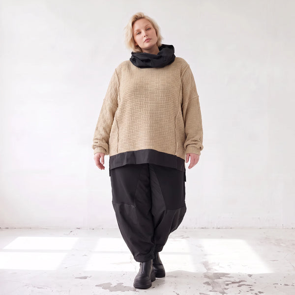 Beiger Strickpullover mit Rollkragen und seitlichen Schlitzen vorne kurz hinten lang