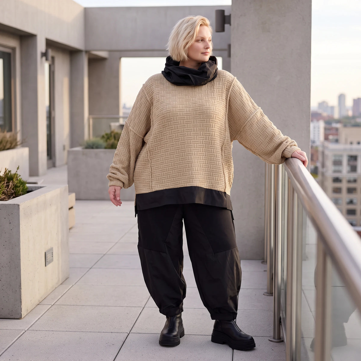 Beiger Strickpullover mit Rollkragen und seitlichen Schlitzen vorne kurz hinten lang