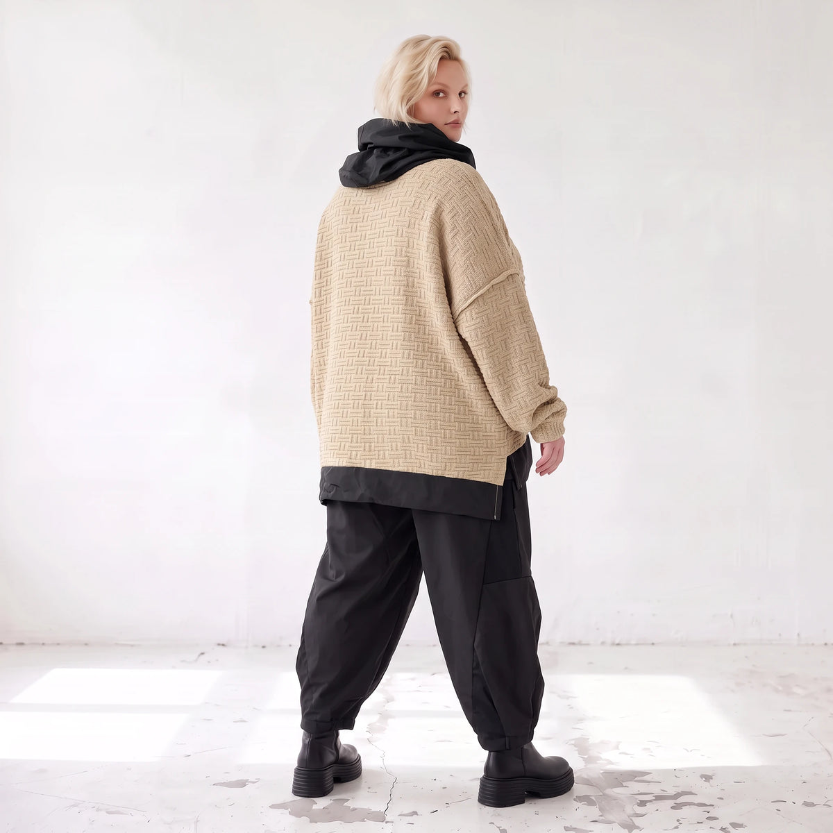 Beiger Strickpullover mit Rollkragen und seitlichen Schlitzen vorne kurz hinten lang