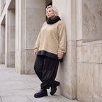 Beiger Strickpullover mit Rollkragen und seitlichen Schlitzen vorne kurz hinten lang