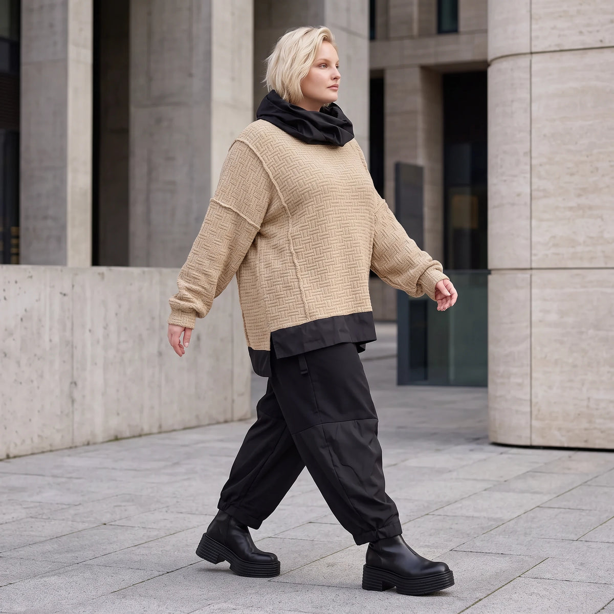 Beiger Strickpullover mit Rollkragen und seitlichen Schlitzen vorne kurz hinten lang