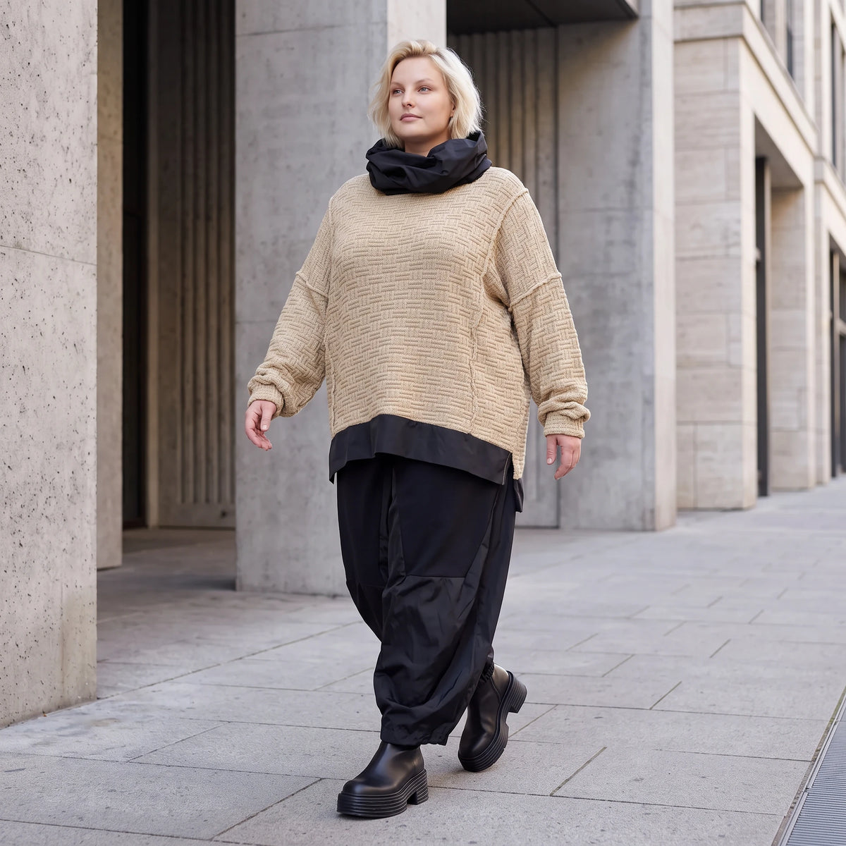 Beiger Strickpullover mit Rollkragen und seitlichen Schlitzen vorne kurz hinten lang