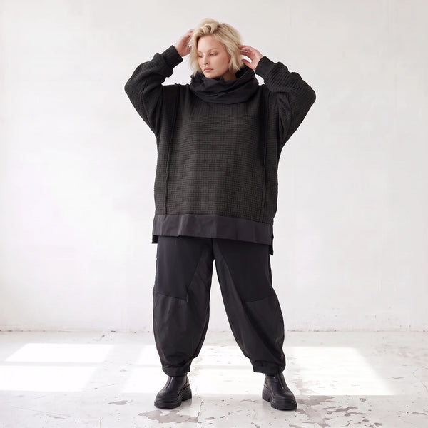 Weicher Strickpullover mit Rollkragen geradem Schnitt und seitlichen Schlitzen warm