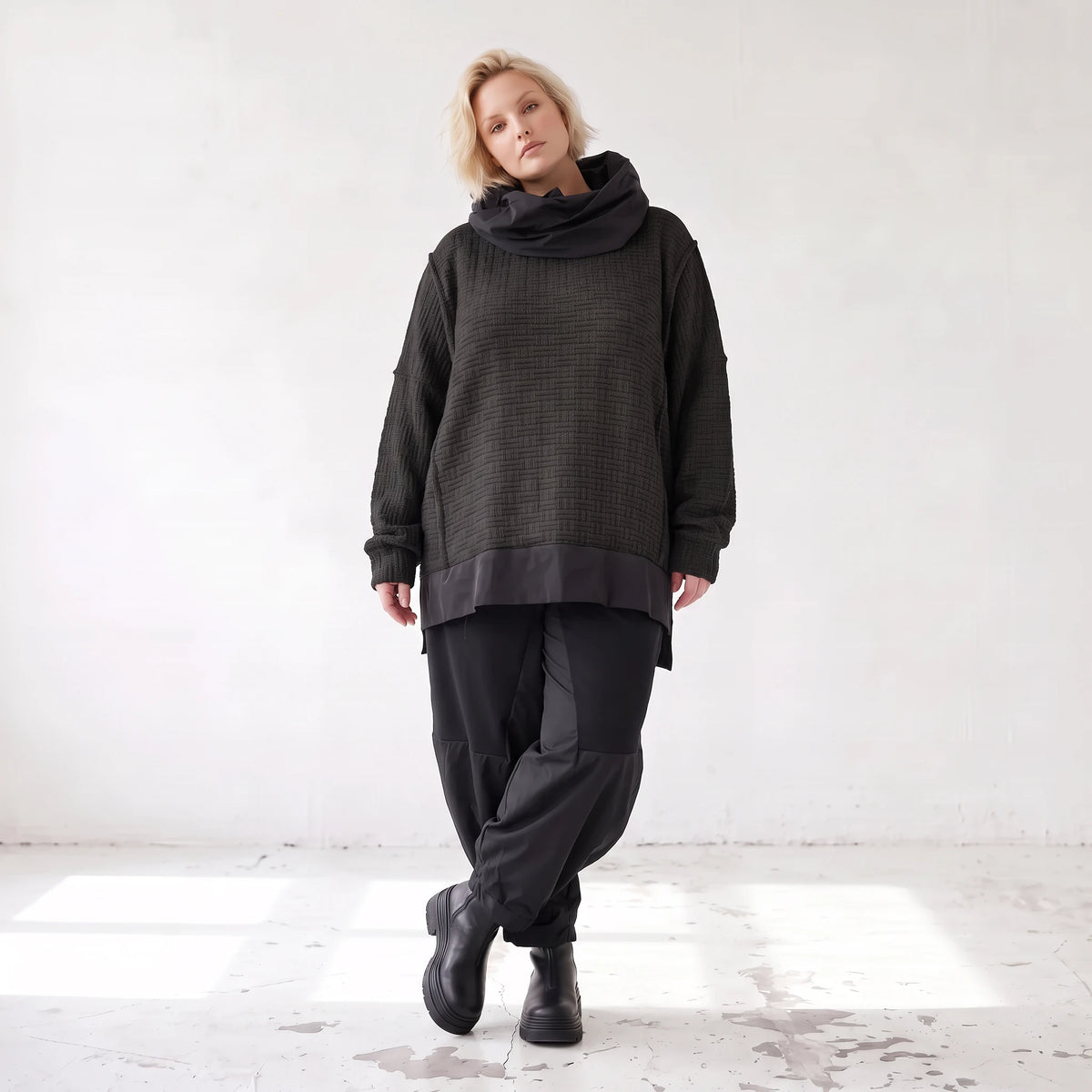 Weicher Strickpullover mit Rollkragen geradem Schnitt und seitlichen Schlitzen warm