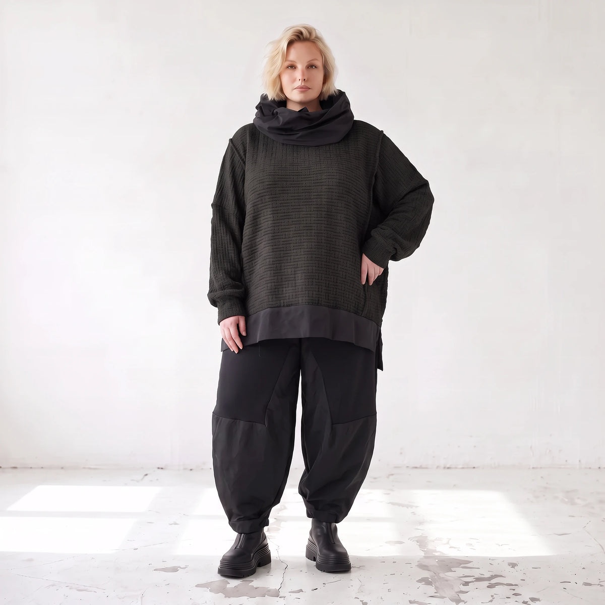 Weicher Strickpullover mit Rollkragen geradem Schnitt und seitlichen Schlitzen warm