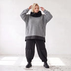 Strickshirt mit Rollkragen und Vokuhilasaum aus weichem Stretchstrick mit Seitenschlitze