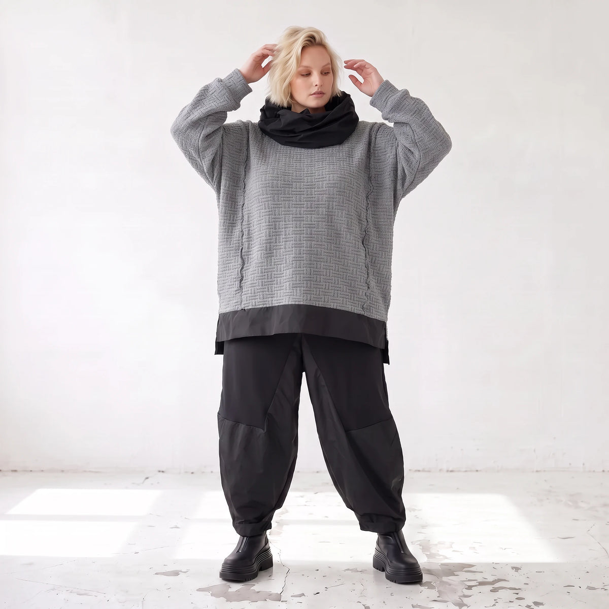 Strickshirt mit Rollkragen und Vokuhilasaum aus weichem Stretchstrick mit Seitenschlitze