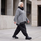 Strickshirt mit Rollkragen und Vokuhilasaum aus weichem Stretchstrick mit Seitenschlitze