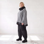 Strickshirt mit Rollkragen und Vokuhilasaum aus weichem Stretchstrick mit Seitenschlitze