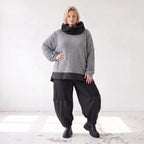 Strickshirt mit Rollkragen und Vokuhilasaum aus weichem Stretchstrick mit Seitenschlitze
