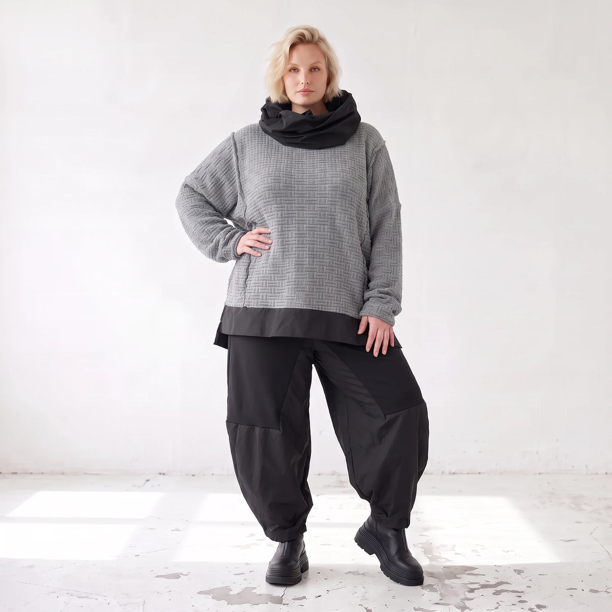 Strickshirt mit Rollkragen und Vokuhilasaum aus weichem Stretchstrick mit Seitenschlitze