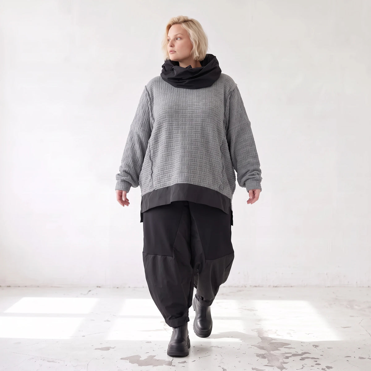 Strickshirt mit Rollkragen und Vokuhilasaum aus weichem Stretchstrick mit Seitenschlitze