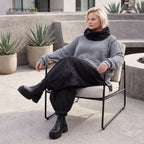 Strickshirt mit Rollkragen und Vokuhilasaum aus weichem Stretchstrick mit Seitenschlitze