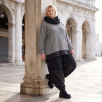 Strickshirt mit Rollkragen und Vokuhilasaum aus weichem Stretchstrick mit Seitenschlitze