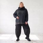 Strickpullover in Marine mit Rollkragen vorne kurz hinten lang und seitlichen Schlitzen