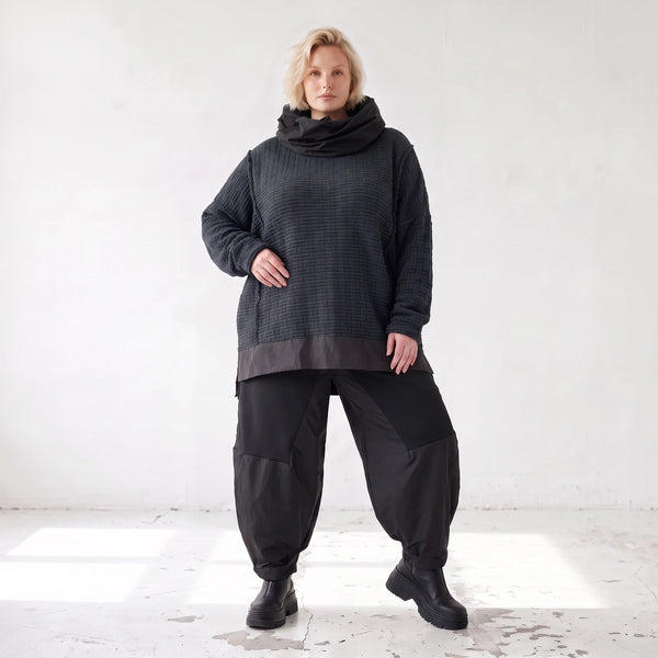 Strickpullover in Marine mit Rollkragen vorne kurz hinten lang und seitlichen Schlitzen
