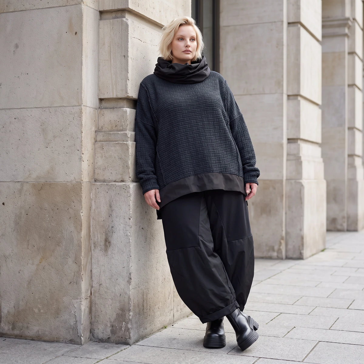 Strickpullover in Marine mit Rollkragen vorne kurz hinten lang und seitlichen Schlitzen