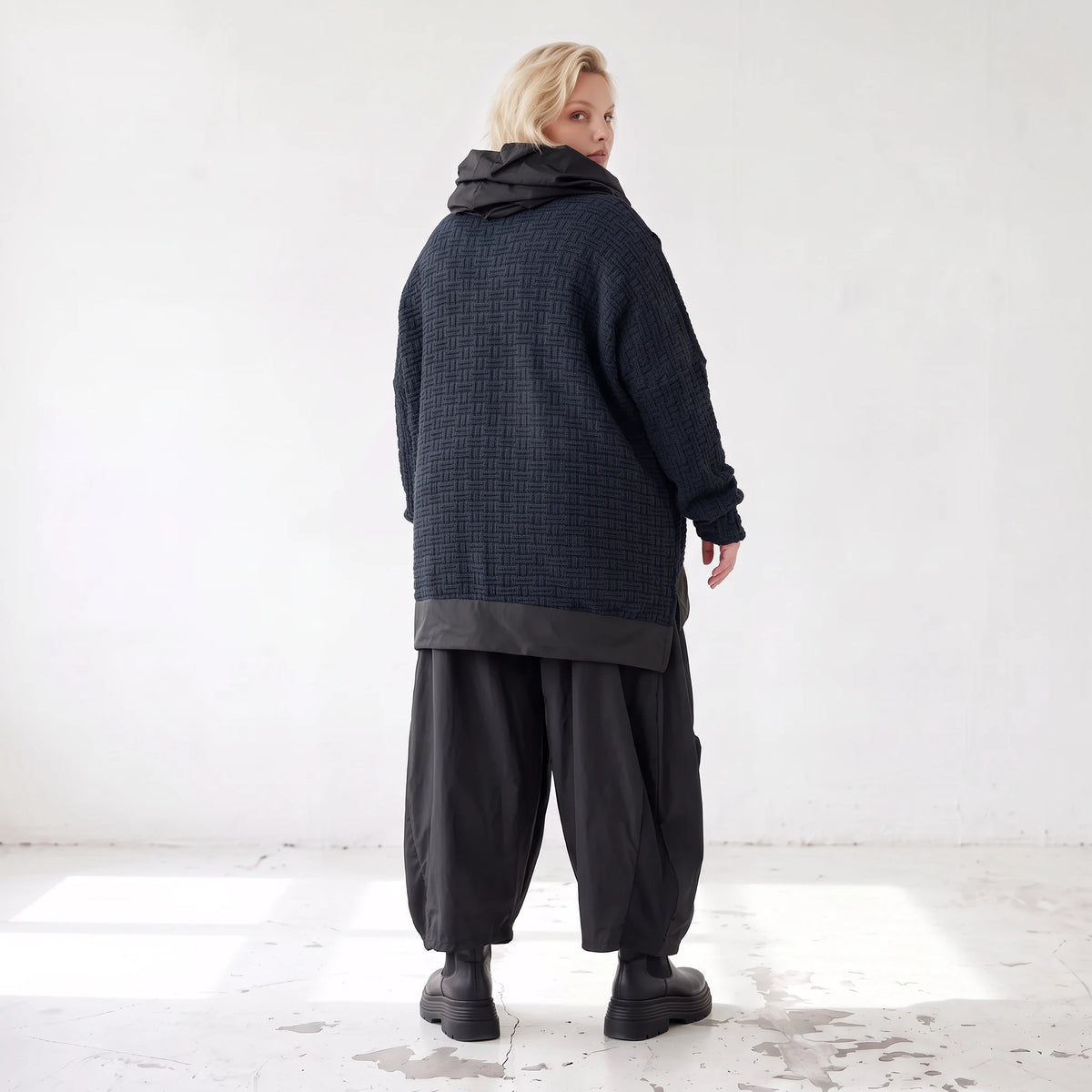 Strickpullover in Marine mit Rollkragen vorne kurz hinten lang und seitlichen Schlitzen