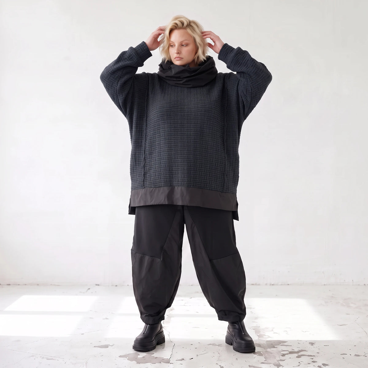 Strickpullover in Marine mit Rollkragen vorne kurz hinten lang und seitlichen Schlitzen