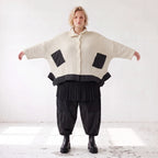 Cremefarbene Strickjacke in A-Linie mit Hemdkragen Knopfleiste Taschen Zipfelsaum