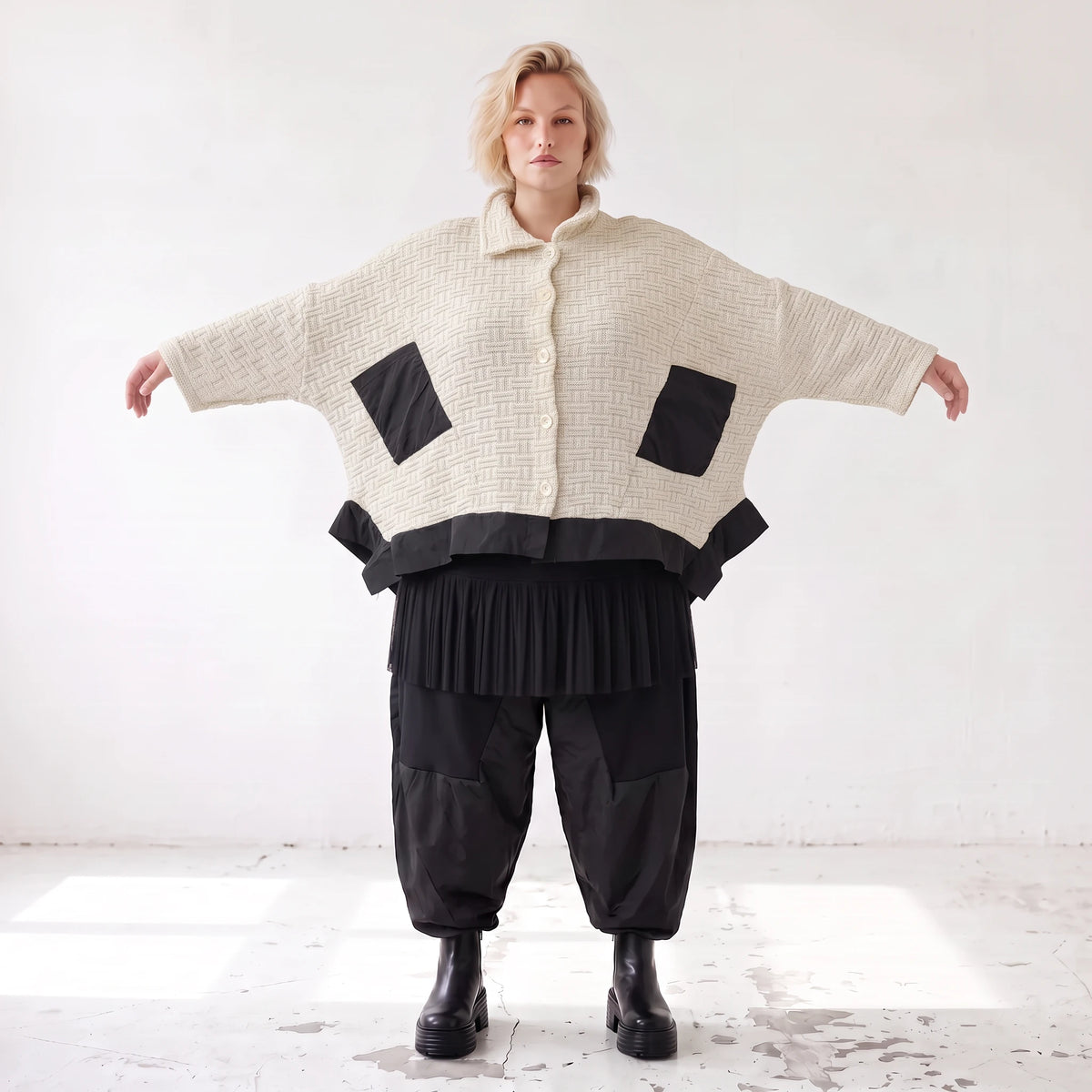 Cremefarbene Strickjacke in A-Linie mit Hemdkragen Knopfleiste Taschen Zipfelsaum