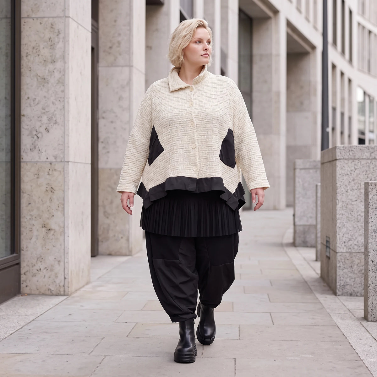 Cremefarbene Strickjacke in A-Linie mit Hemdkragen Knopfleiste Taschen Zipfelsaum