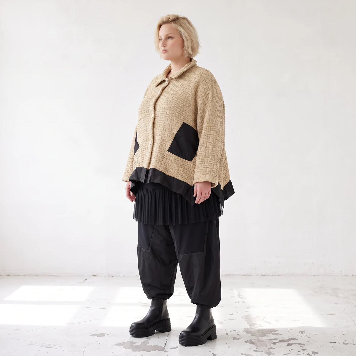 Beige Strickjacke in A-Linie mit Hemdkragen Zipfelsaum und warmem weichem Stretchgriff