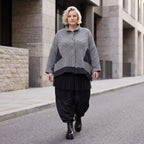 Graue Strickjacke in A-Linie mit Hemdkragen Knopfverschluss und Memorytaftakzent
