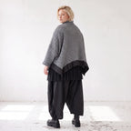 Graue Strickjacke in A-Linie mit Hemdkragen Knopfverschluss und Memorytaftakzent