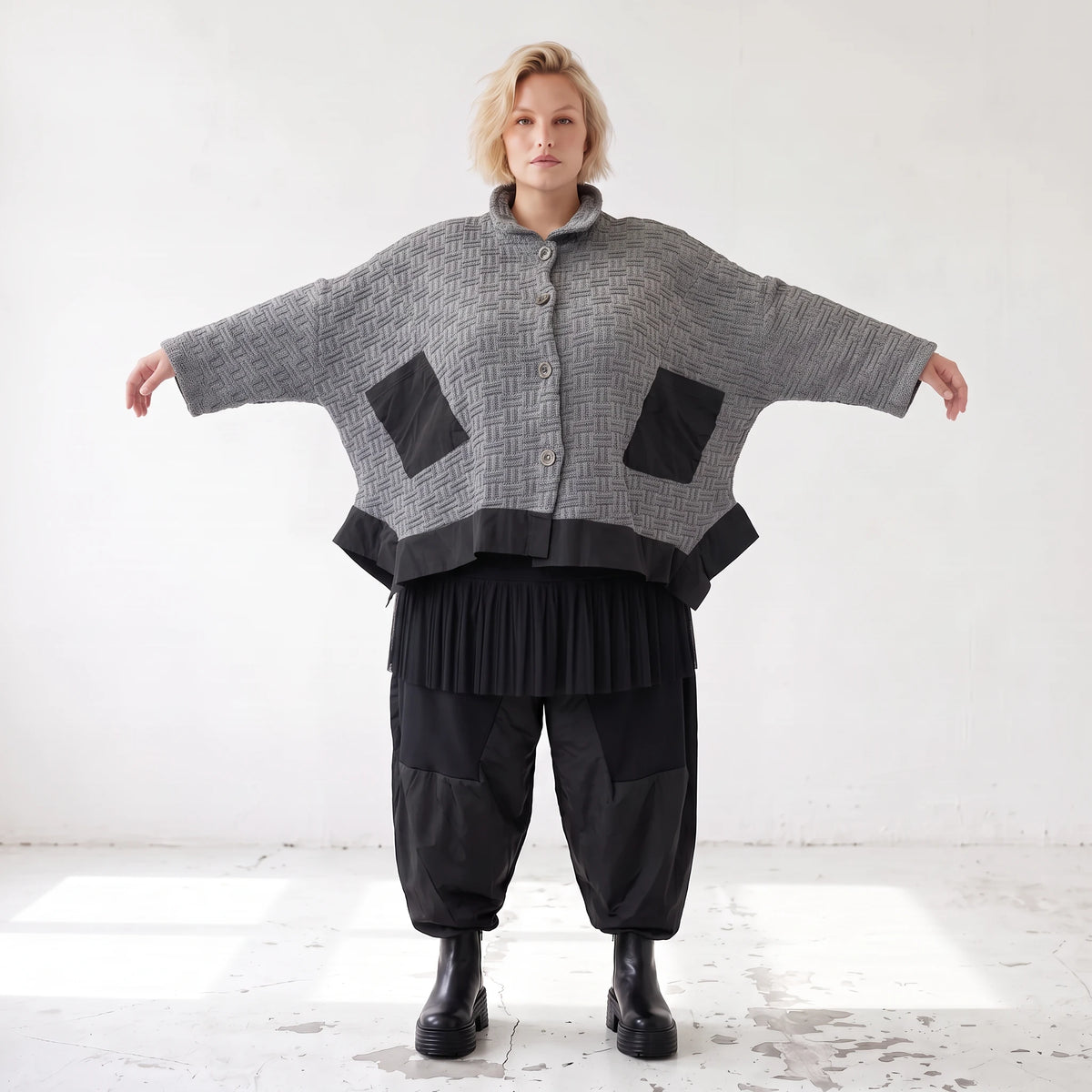 Graue Strickjacke in A-Linie mit Hemdkragen Knopfverschluss und Memorytaftakzent