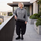 Graue Strickjacke in A-Linie mit Hemdkragen Knopfverschluss und Memorytaftakzent